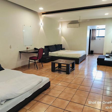 Hotel Sun N Step Club Ахмедабад Екстериор снимка