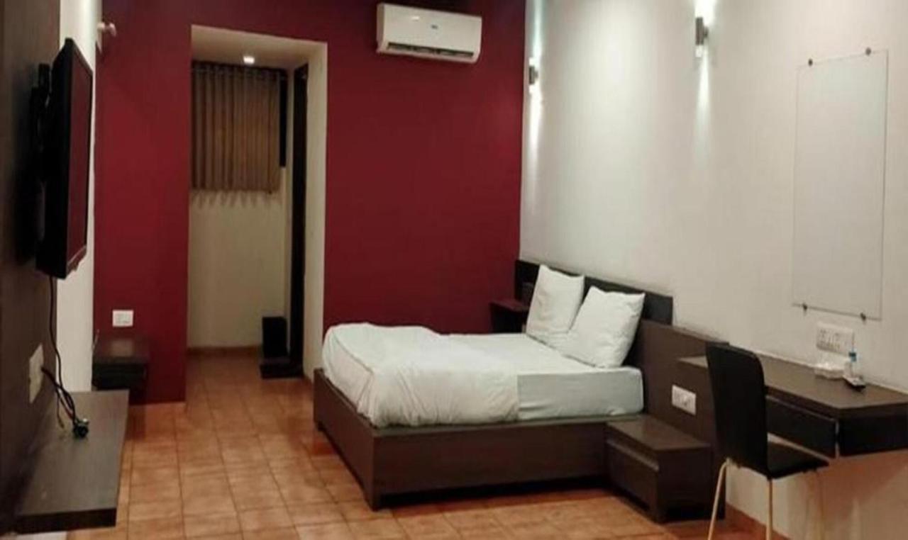 Hotel Sun N Step Club Ахмедабад Екстериор снимка