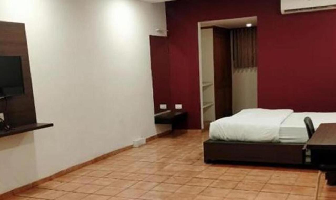 Hotel Sun N Step Club Ахмедабад Екстериор снимка