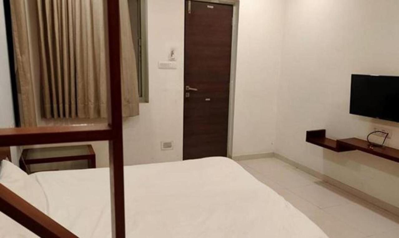 Hotel Sun N Step Club Ахмедабад Екстериор снимка