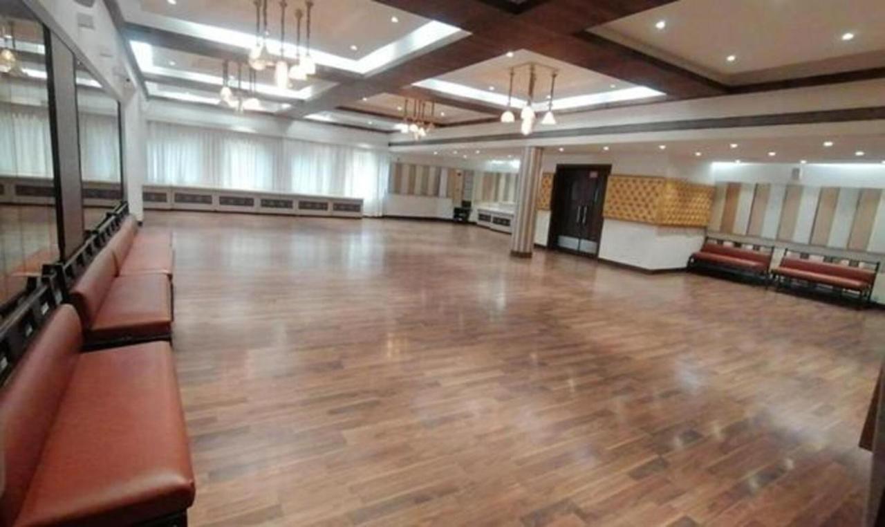 Hotel Sun N Step Club Ахмедабад Екстериор снимка
