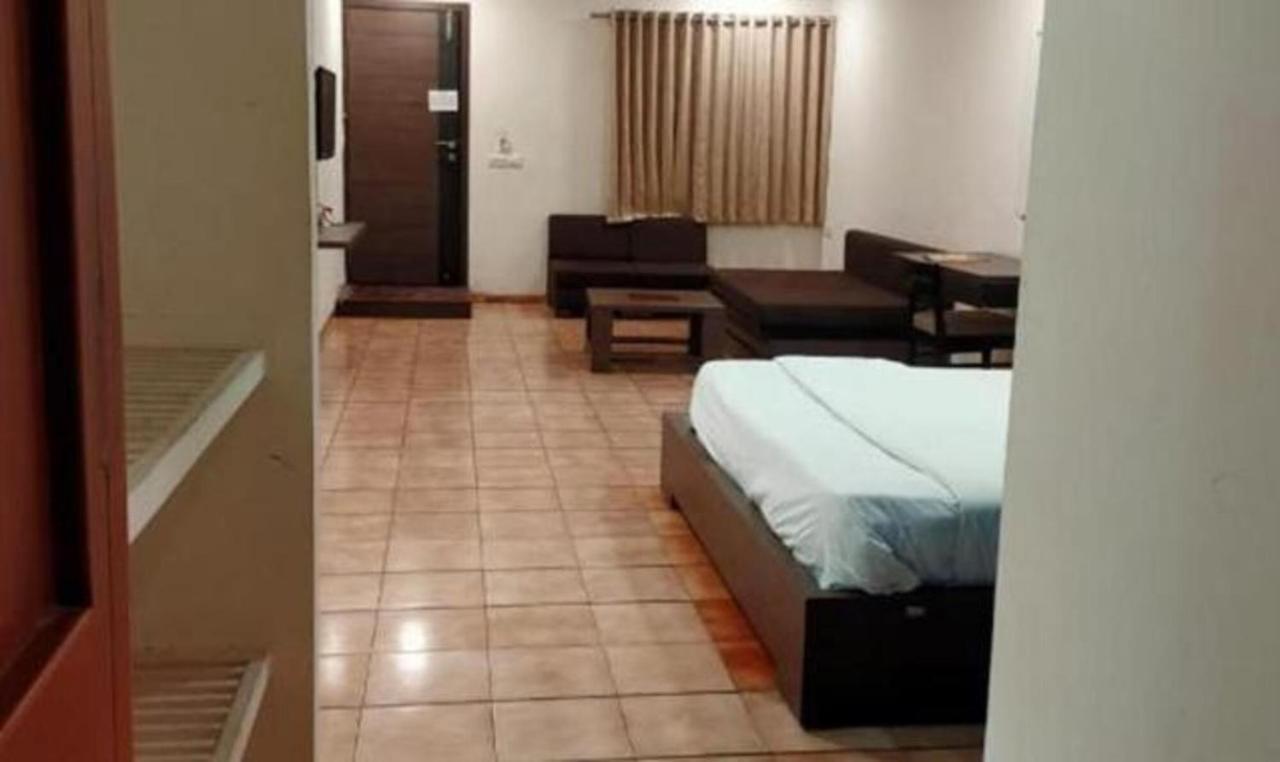 Hotel Sun N Step Club Ахмедабад Екстериор снимка