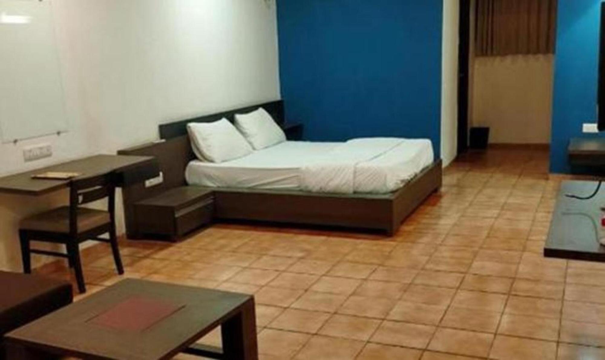 Hotel Sun N Step Club Ахмедабад Екстериор снимка