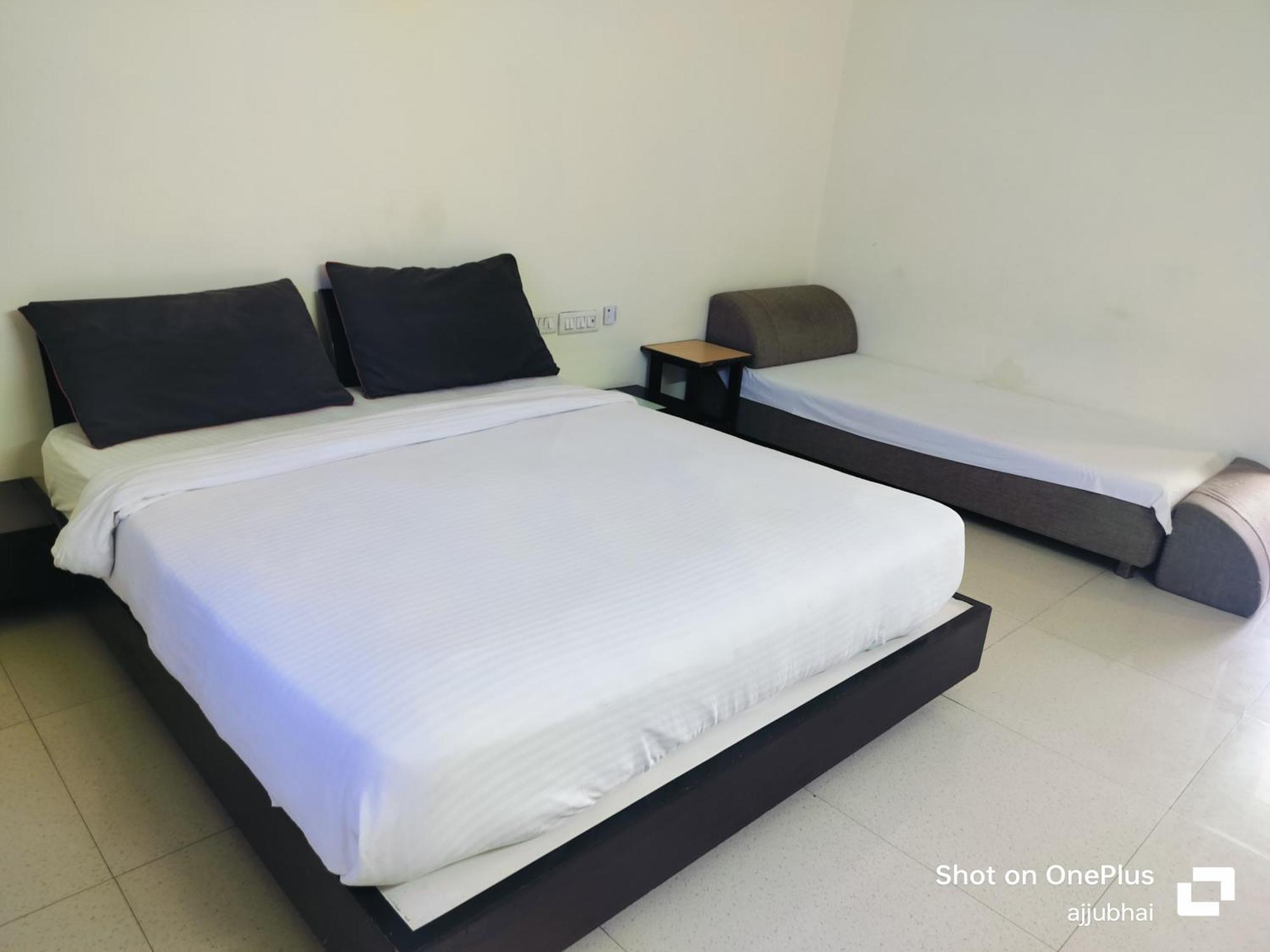 Hotel Sun N Step Club Ахмедабад Екстериор снимка