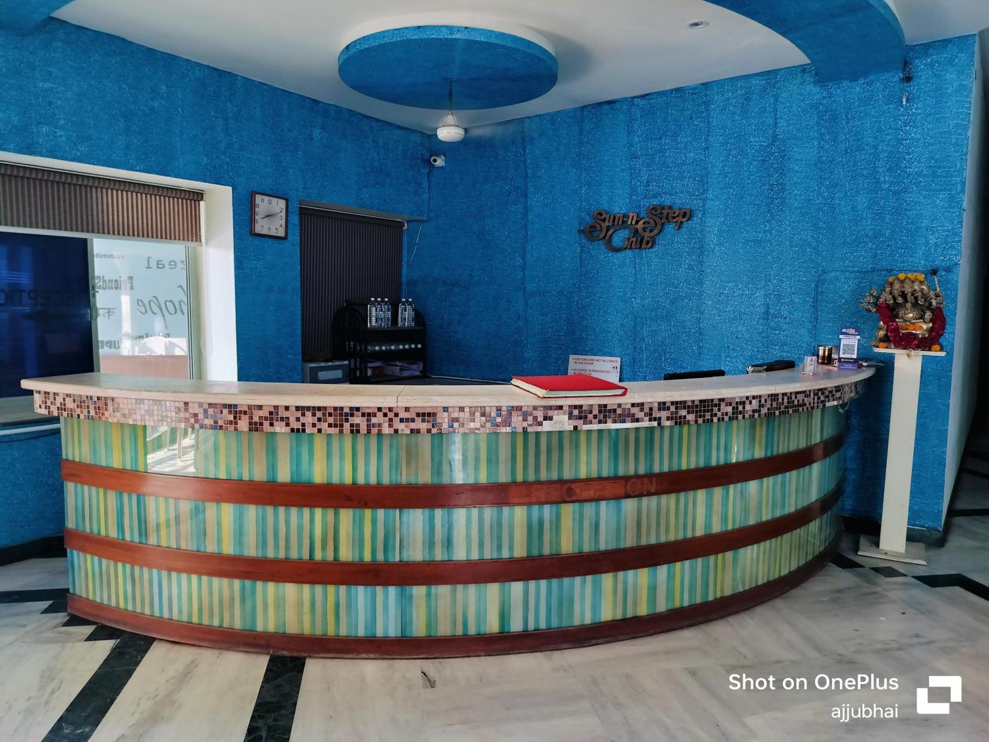 Hotel Sun N Step Club Ахмедабад Екстериор снимка