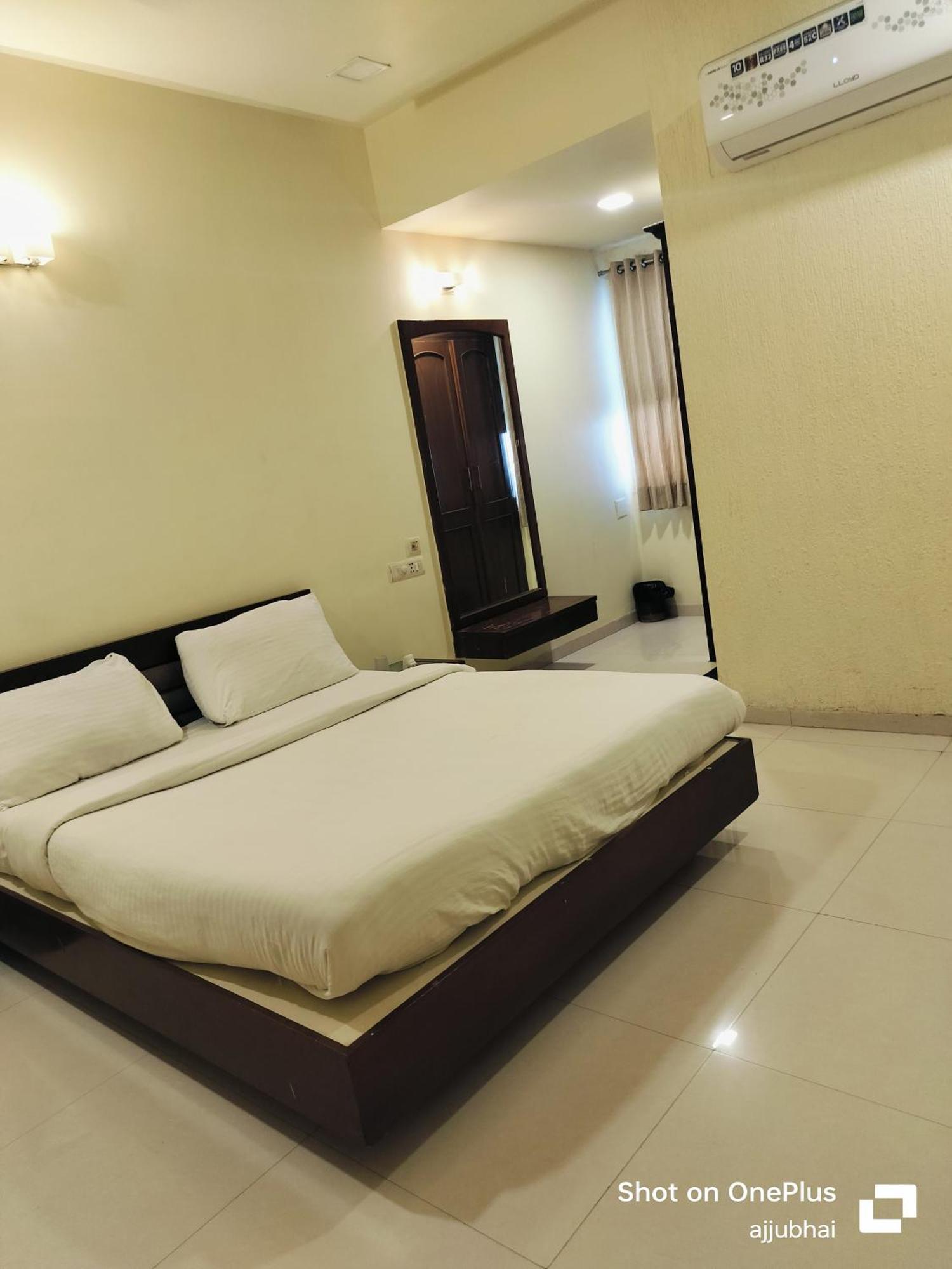 Hotel Sun N Step Club Ахмедабад Екстериор снимка