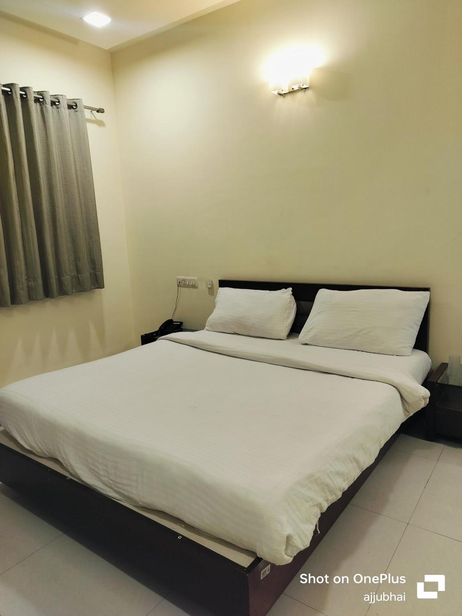 Hotel Sun N Step Club Ахмедабад Екстериор снимка