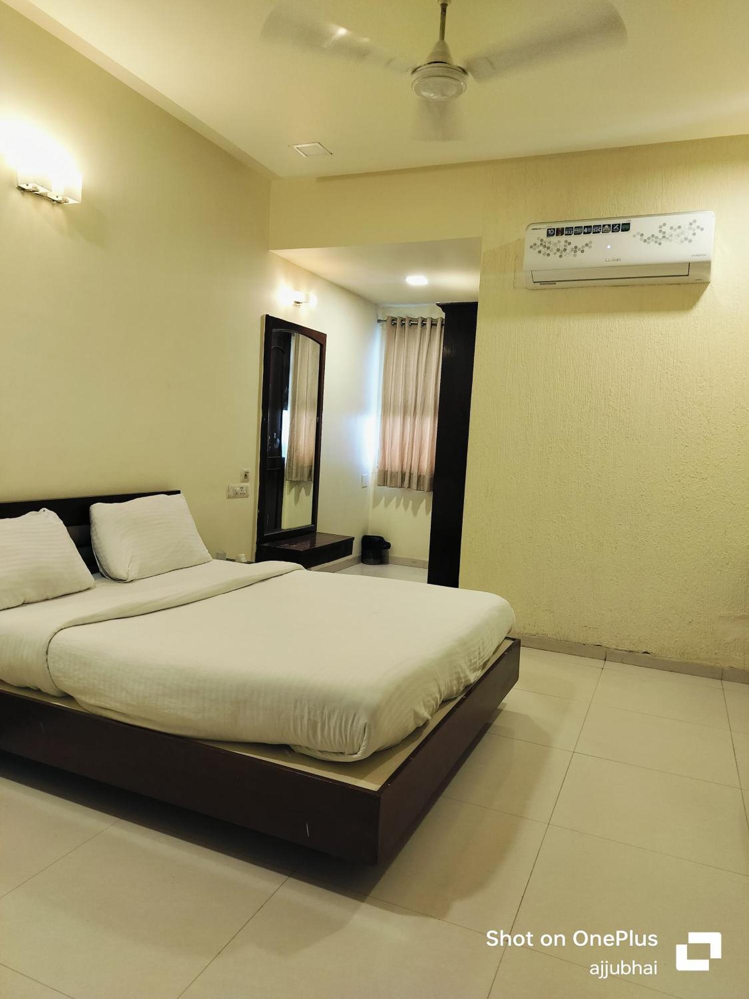 Hotel Sun N Step Club Ахмедабад Екстериор снимка
